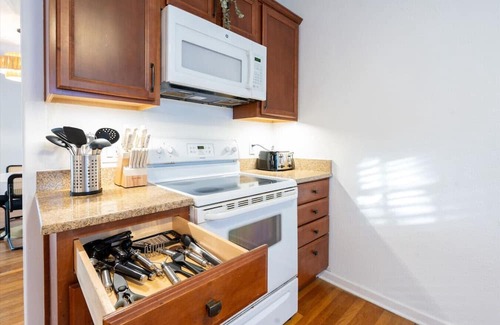 West Plaza House | Stylish 2 bd Stay Near Plaza & UMKC