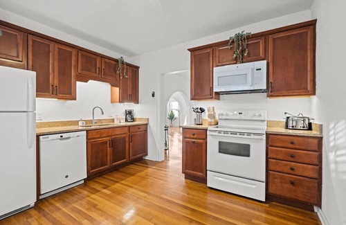West Plaza House | Stylish 2 bd Stay Near Plaza & UMKC