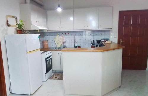 Galatas Apartment | Cosy coastal flat near Poros – 5 mins drive to the beach! Perfect for families
