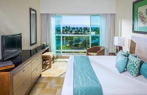 Marina Vallarta Resort | Coastal Comfort in the Mayan Palace Master Room – Vidanta Vallart