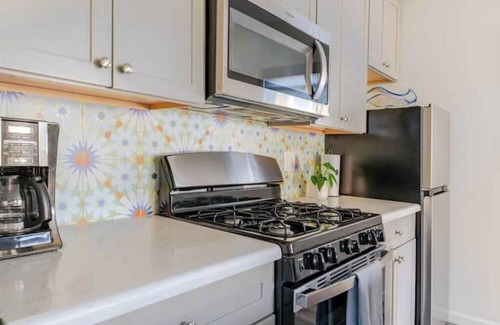 Cal Heights House | Light & Bright, Centrally Located Casita/Apartment