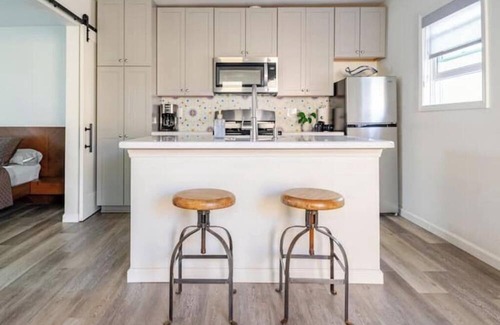 Cal Heights House | Light & Bright, Centrally Located Casita/Apartment