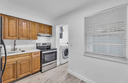 Oakland Park Apartment | Cozy & Bright 2-Bedroom Apt Oakland Park Gem 15 Min to Beach & Pet-friendly