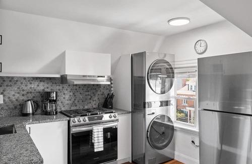 Shadyside Apartment | Shadyside/Pittsburgh, Modern & Unique 1 Bedroom with Free Parking