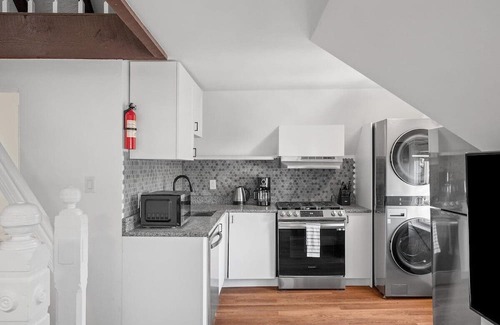 Shadyside Apartment | Shadyside/Pittsburgh, Modern & Unique 1 Bedroom with Free Parking