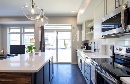 Ohio City House | Corporate 2-Bedroom Townhome in beautiful Cleveland with Central AC, WiFi