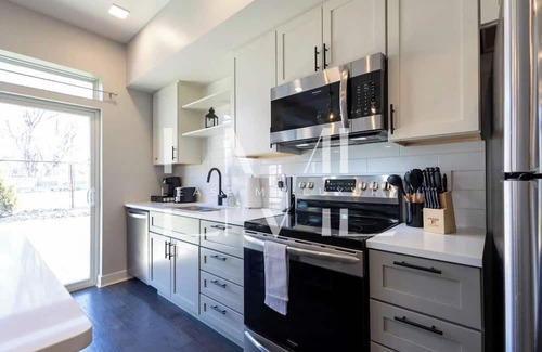 Ohio City House | Corporate 2-Bedroom Townhome in beautiful Cleveland with Central AC, WiFi