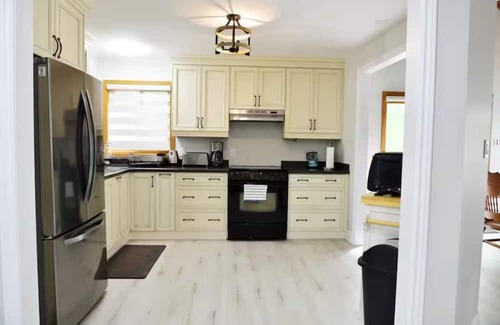 Norland House | New Spacious Lakefront Family Cottage w/BBQ & Toys