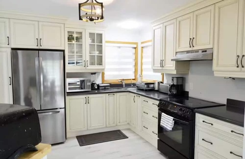 Norland House | New Spacious Lakefront Family Cottage w/BBQ & Toys