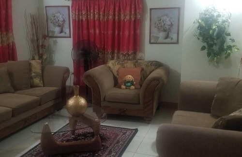 Silver Sands House | 2 Bedroom 2 Bathroom Kitchen Living room and verandah Close to a beach