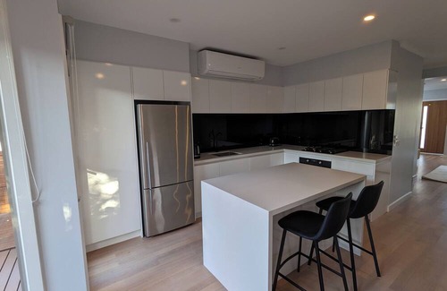 Bentleigh East House | Newly renovated Bentleigh East townhouse near Chadstone. Sleeps up to 5 guests.