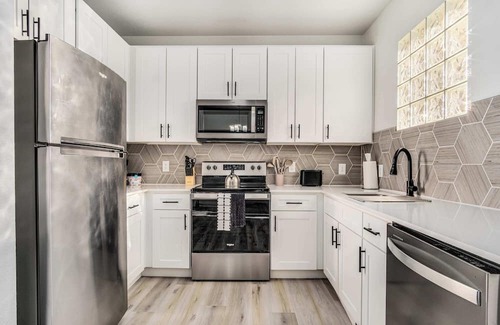 Glendale Apartment | 1BR by Stadium Pool, Parking, Gym 01