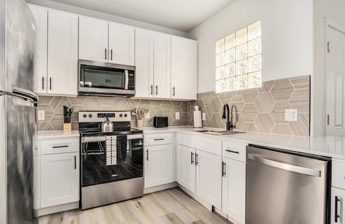 Glendale Apartment | 1BR by Stadium Pool, Parking, Gym 01