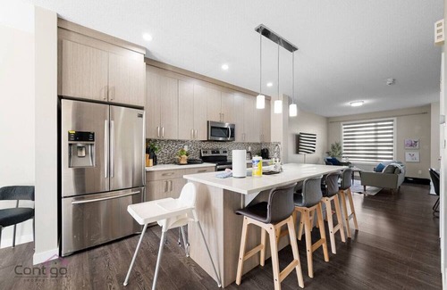 North Central Edmonton House | 4 BR | Pet Friendly | Steps to Stadium & Rogers!