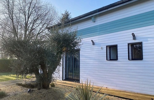 Neant-sur-Yvel House | Green room on ground floor 1 with bathroom in attractive wooden house