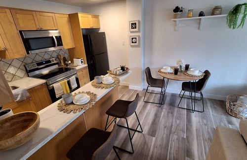 Lower Mount Royal Condo | Chic Apt Near Stampede