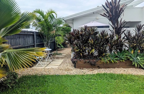 Kewarra Beach House | Modern retreat in beautiful beach suburb of tropical Far North Qld. Dog-friendly