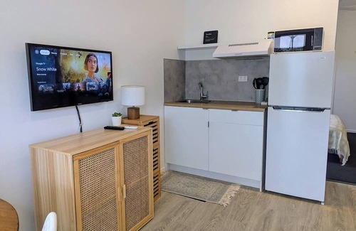 Kewarra Beach House | Modern retreat in beautiful beach suburb of tropical Far North Qld. Dog-friendly