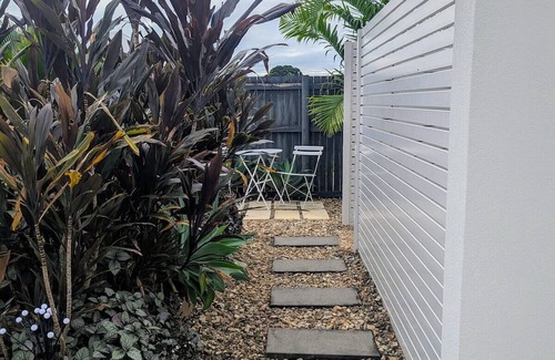 Kewarra Beach House | Modern retreat in beautiful beach suburb of tropical Far North Qld. Dog-friendly