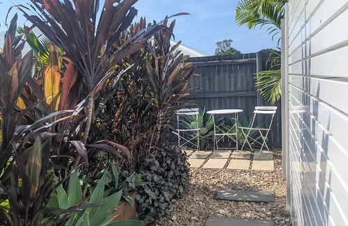 Kewarra Beach House | Modern retreat in beautiful beach suburb of tropical Far North Qld. Dog-friendly