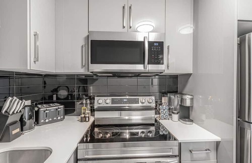 Niagara Falls Apartment | Cozy 2BR Retreat | Family Friendly Close to Falls