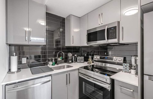 Niagara Falls Apartment | Cozy 2BR Retreat | Family Friendly Close to Falls
