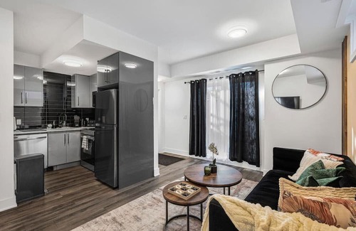 Niagara Falls Apartment | Cozy 2BR Retreat | Family Friendly Close to Falls