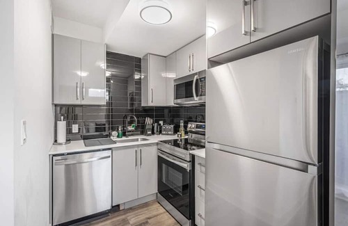 Niagara Falls Apartment | Cozy 2BR Retreat | Family Friendly Close to Falls