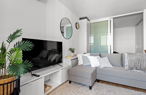 Melbourne Central Business District Apartment | Cozy 2BR | amazing views + pool & gym (accommodates 6 people)
