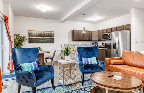 Glencoe House | Spacious Townhome Retreat by StayLage
