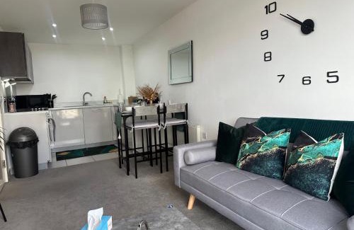 Hemel Hempstead Apartment | Luxury Apartment - City Centre Sleeps 4