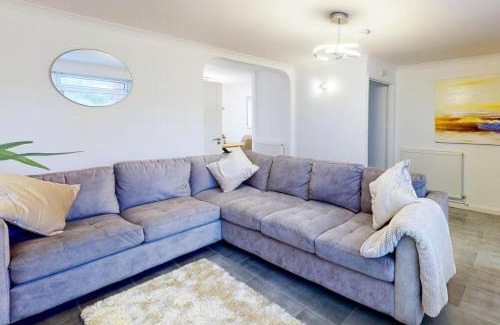 Biddenham House | Ranworth House - Holiday home in Bedford Sleeps 5