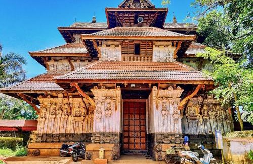 Kodungallur Hotel | CASA DE CANOLI - A Private backwater villa