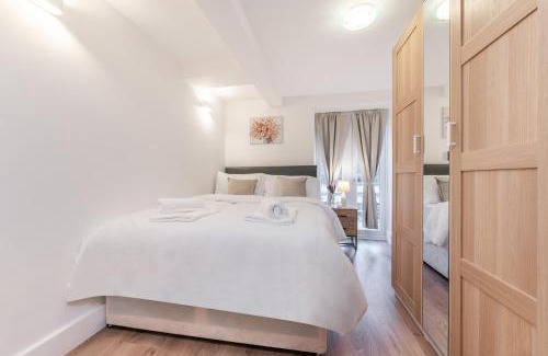 Golders Green Apartment | A Golden Haven Retreat in London