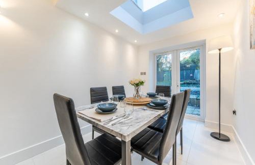 Golders Green Apartment | A Golden Haven Retreat in London