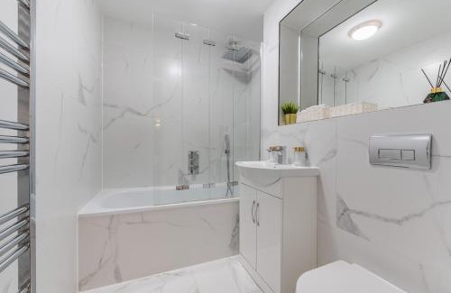 Golders Green Apartment | A Golden Haven Retreat in London