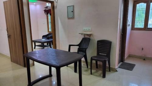 Mahmoorganj House | Vandana ji guest house 2bhk, 4bhk