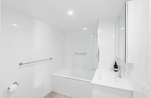 Miami Apartment | Burleigh Point - Hosted by Burleigh Letting