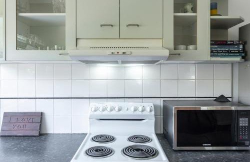 Budgewoi House | Cute and Relaxed Holiday Home - Close to Beach