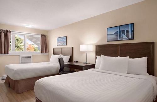 Salmon Arm Hotel | Travelodge by Wyndham Salmon Arm BC
