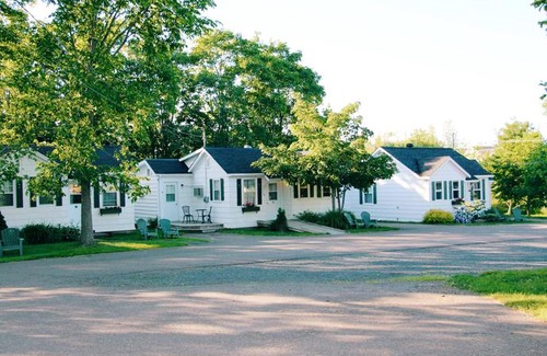 Wolfville Hotel | Roselawn Lodging