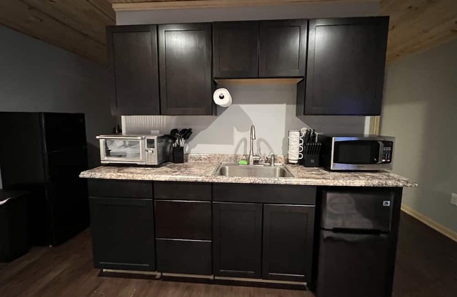 Pet Friendly Rustic Loft Close to Golf & Beaches