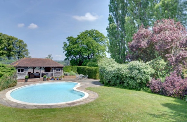 Beautiful private villa for 2 guests with WIFI, pool, TV, patio, pets allowed and parking