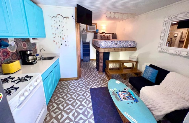 Seahorse:1 Queen Bed