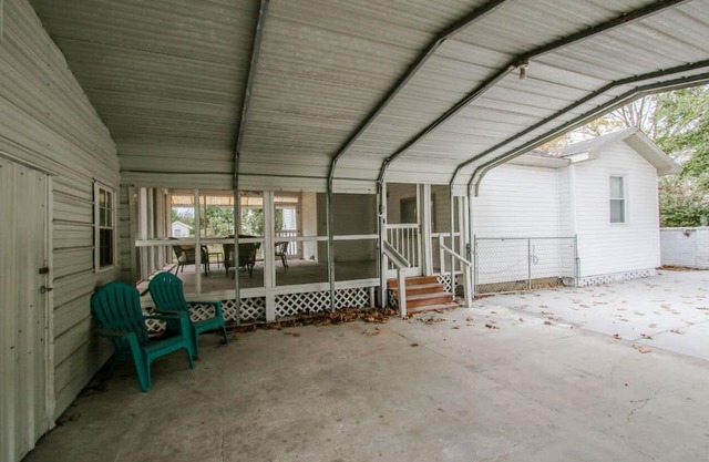 Charming cottage with room for 6. Fenced backyard and covered parking.