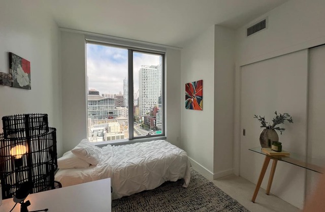 Modern High-Rise Retreat with Stunning Views in the Tech Heart of San Francisco
