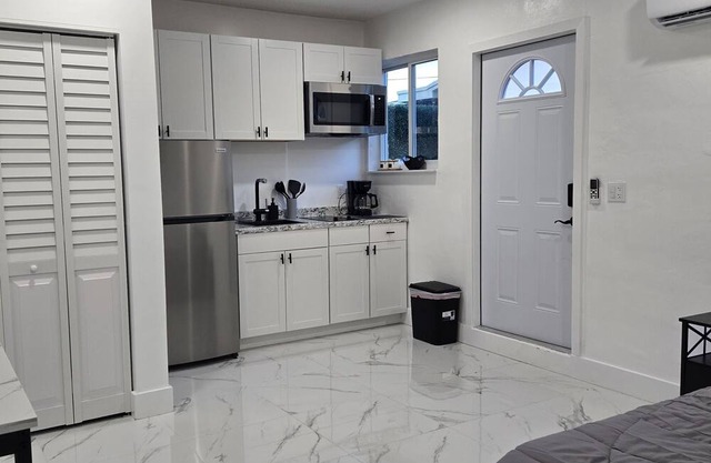 Cozy studio with Independent entrance and WiFi in lovely Sunrise.