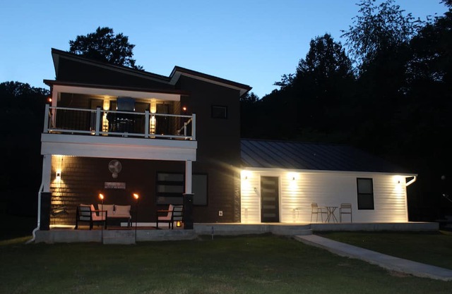 Newly Renovated Riverfront w/Basketball/Pickleball court hi-speed Wi-Fi