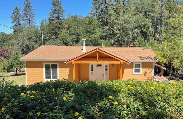 Soothing 2-bedroom house with WiFi in charming Grass Valley