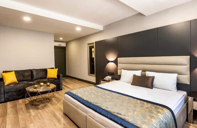 A Palace Suites - Deluxe Two-Bedroom Suite 1
